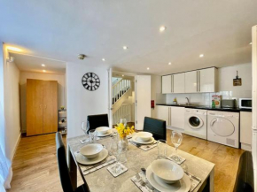 Stylish Cosy 2 Bed Ilford Home with Free Parking